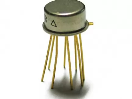 Plessey Semiconductors SL630C Circuito integrato amplificatore audio, alimentazione 6-12V, contenitore metallico 10 pin