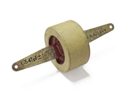   Axial ceramic capacitor, 47 pF, 8 kVdc