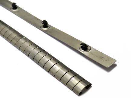 Laird 97-958-21 Guarnizione finger-stock, L=347 mm (13.7''), W=8.9 mm (0.35''), con rivetti di montaggio